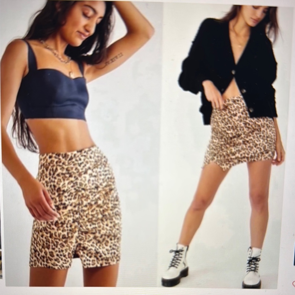 Free People Ava’s Leopard Print satin Mini Skirt. Side Ruched size 12